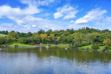 色づき始めた秋の日本庭園の情景＠大阪