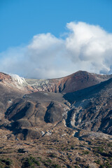 噴火口と青空　十勝岳
