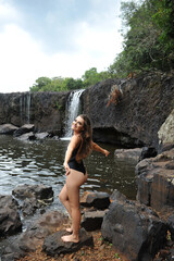 linda garota em ensaio no paraíso cachoeiras 