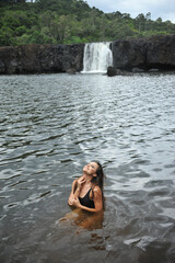 Fototapeta na wymiar linda garota em ensaio no paraíso cachoeiras 