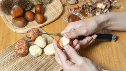 栗の皮をナイフで剥く