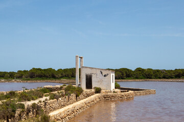 Fototapeta na wymiar small hut next to a lagoon where sea salt is produced