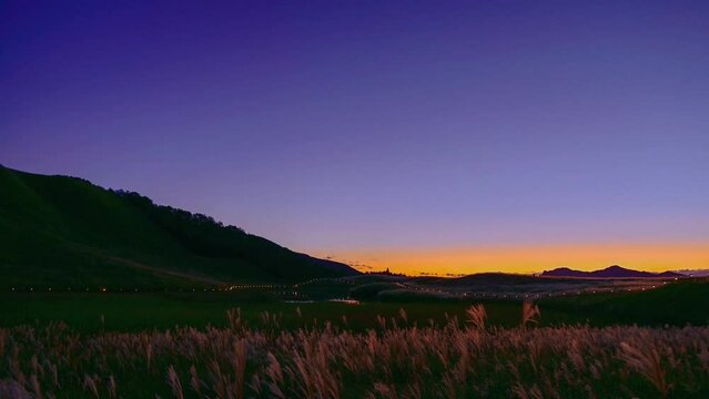 夕暮れから天の川までの曾爾高原のタイムラプス動画