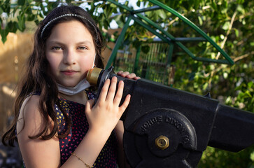 Mirada tierna de niña una tarde de otoño 