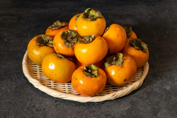 ザルに乗った柿（石目の背景・中心）