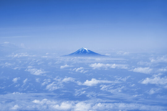 雄大に広がる雲海、天空から撮影した富士山の風景イメージ