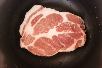 厚切りの豚肉および調理器具の内鍋

