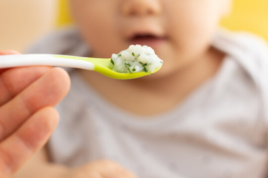 離乳食を食べる赤ちゃん