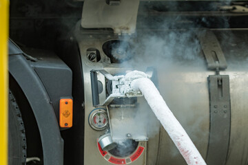 Beim Flüssiggas tanken entsteht Qualm, da es-180 Grad kalt ist