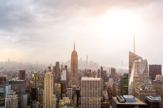 Sunset over midtown Manhattan in the beautiful colors of the setting sun © SDF_QWE