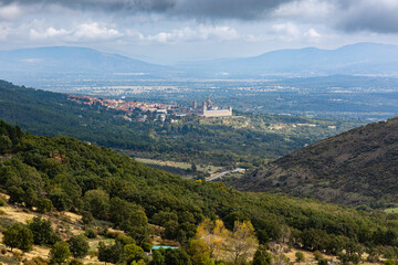 Fototapeta na wymiar views of The Royal Seat of San Lorenzo de El Escorial from the port of the green cross