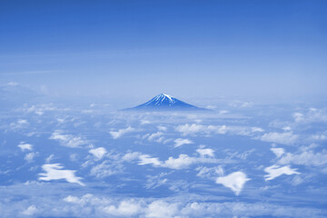 Fototapeta 雲海にたくさんの兎が跳ねる、天空から撮影した富士山の風景イメージ obraz