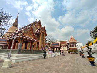 The entrance doors of Wat Ratchabophit are 3m high and are decorated with inlaid mother-of-pearl.
