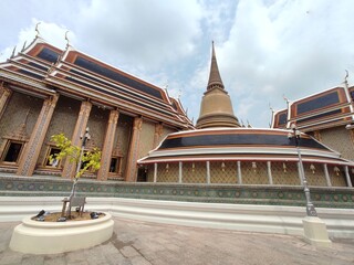 Golden pagoda and the curved walkway around the circular cloister of Wat Ratchabophit, The temple...