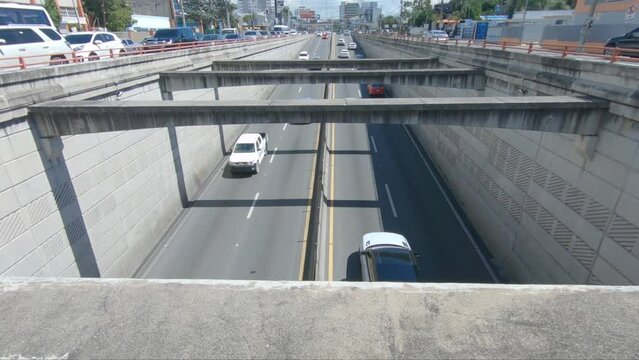 Republica Dominicana, Octubre 2022 - Vista superior del tr&aacute;fico en la avenida 27 de Santo Domingo. Video 4K