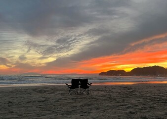 鎌倉の夕焼け、砂浜で見る夕日、海で見る夕陽、砂浜で見る夕焼け、空と海と夕日、オレンジ色に染る空