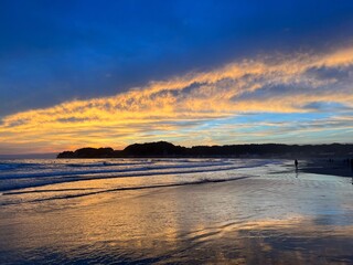 Obraz premium 鎌倉の夕焼け、砂浜で見る夕日、海で見る夕陽、砂浜で見る夕焼け、空と海と夕日、オレンジ色に染る空