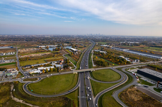 Droga Warszawa - S8 - Polska- autostrada - w tle wieżowce