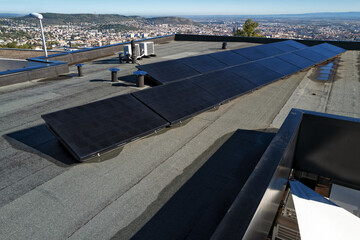 panneaux photovoltaïques sur toit terrasse