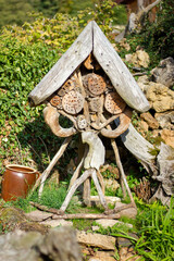 Insektenhotel in einem Garten