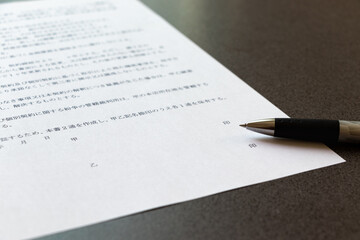 机の上の契約書とペン