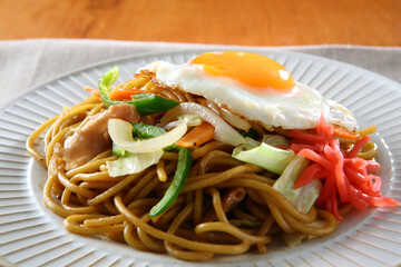 目玉焼きを乗せた焼きそば