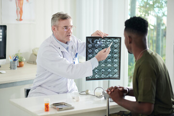 Obraz premium Emotional Doctor Talking to Ex-soldier