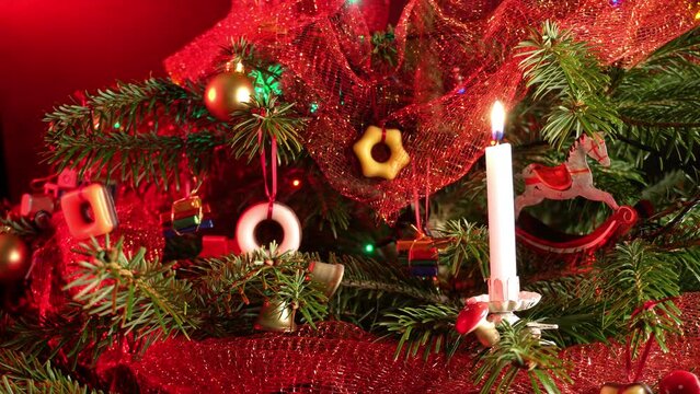 Kerze am Weihnachtsbaum anz&uuml;nden - Christbaum mit Zucker-Geb&auml;ck geschm&uuml;ckt