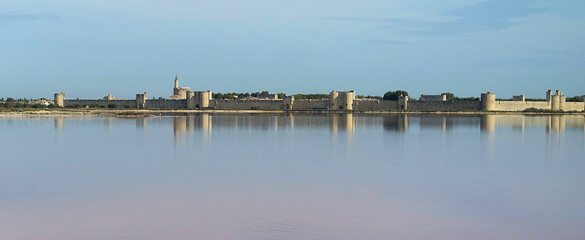 Les remparts d'Aigues Mortes vus des salines