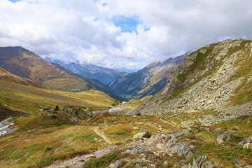 Obraz premium Sertig valley hiking trail leading from Bergün to Ravais lakes in Swiss Alps, Switzerland