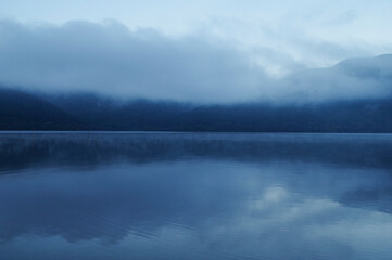 朝靄が降りた早朝の芦ノ湖