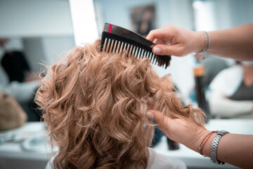 Fototapeta premium Pettinatura dal parrucchiere