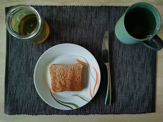 Frühstück mit Toast, Tee und Honig