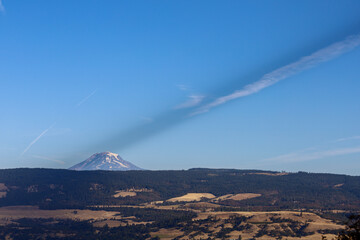 Mount Adams with a jet stream  above it - obrazy, fototapety, plakaty