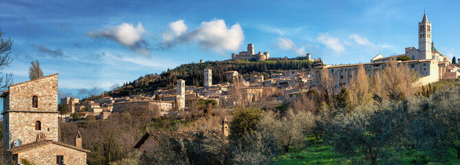 Assisi, Perugia. Veduta della cittadina con chiese e campanili verso verso la Rocca Maggiore