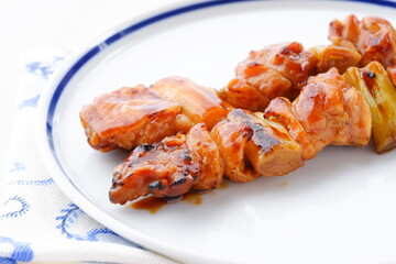 炭火焼にした焼き鳥をタレで（ネギマ）