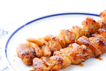 炭火焼にした焼き鳥をタレで（とり皮）