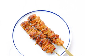 炭火焼にした焼き鳥をタレで（とり皮）