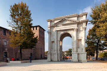Fototapeta na wymiar Verona. Arco dei Gavi a lato di Castelvecchio