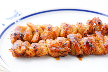炭火焼にした焼き鳥をタレで（とり皮）