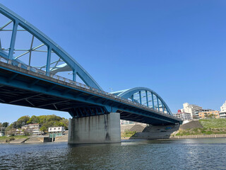 橋を下から見上げる。