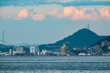 Naklejka premium 夕暮れの関門海峡と門司港の街並み