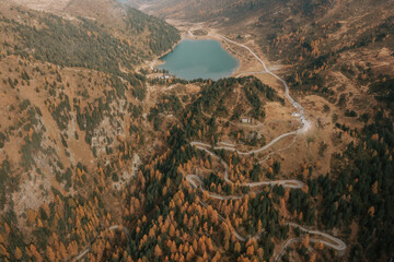 Der Obersee am Staller Sattel Pass nach Österreich. Passstraße im Herbst. Bunte Farben. Drohne