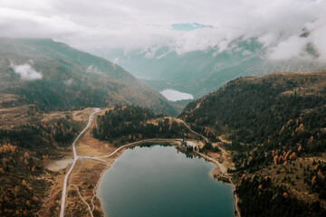 Der Obersee am Staller Sattel und der Antholzer See an der Grenze Italien - Österreich. Herbstlandschaft aus der Luft. Drohne