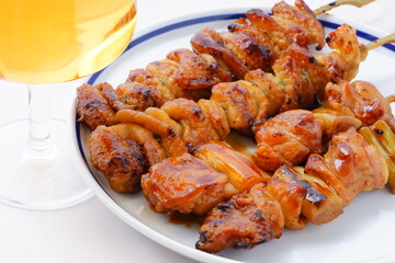 炭火焼の焼き鳥（タレ）をつまみにビールを飲む