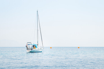 Samotna łódka na morzu pomiędzy wyspą Paxos a Antipaxos - obrazy, fototapety, plakaty