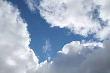 Magnifique vue d'une forme de triangle bleu dans le ciel
