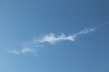 Fototapeta na wymiar Magnifique petit nuage blanc dans un ciel bleu