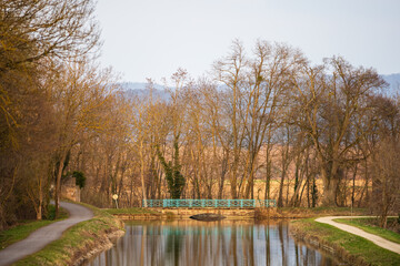 Fototapeta na wymiar Lumière du soir sur les équipements du Canal de Colmar vu depuis Artzenheim, Alsace, France