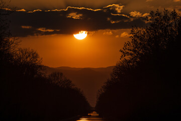 Couché de soleil sur le Canal de Colmar vu depuis Artzenheim, Alsace, France